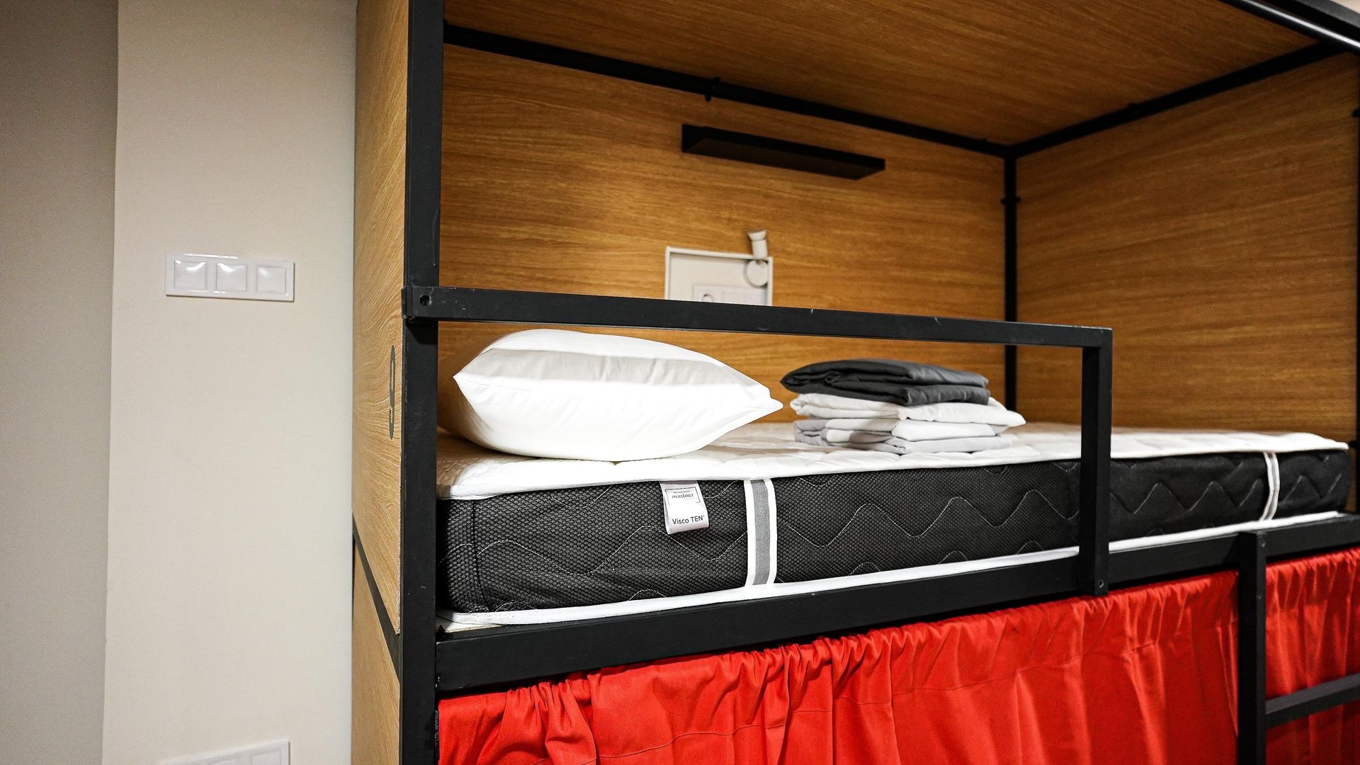 Una litera con colchón y almohadas en una habitación.