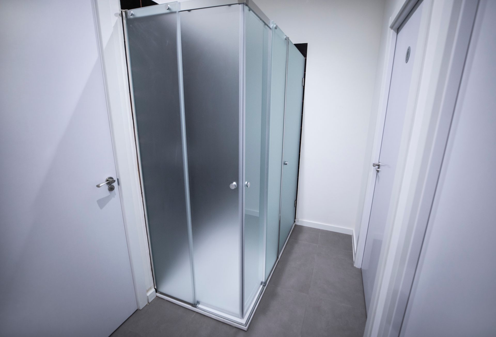 Un baño con una puerta de ducha corrediza de vidrio.