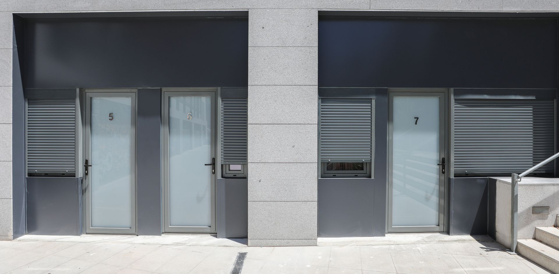 Un edificio con los números 6 y 7 en las puertas