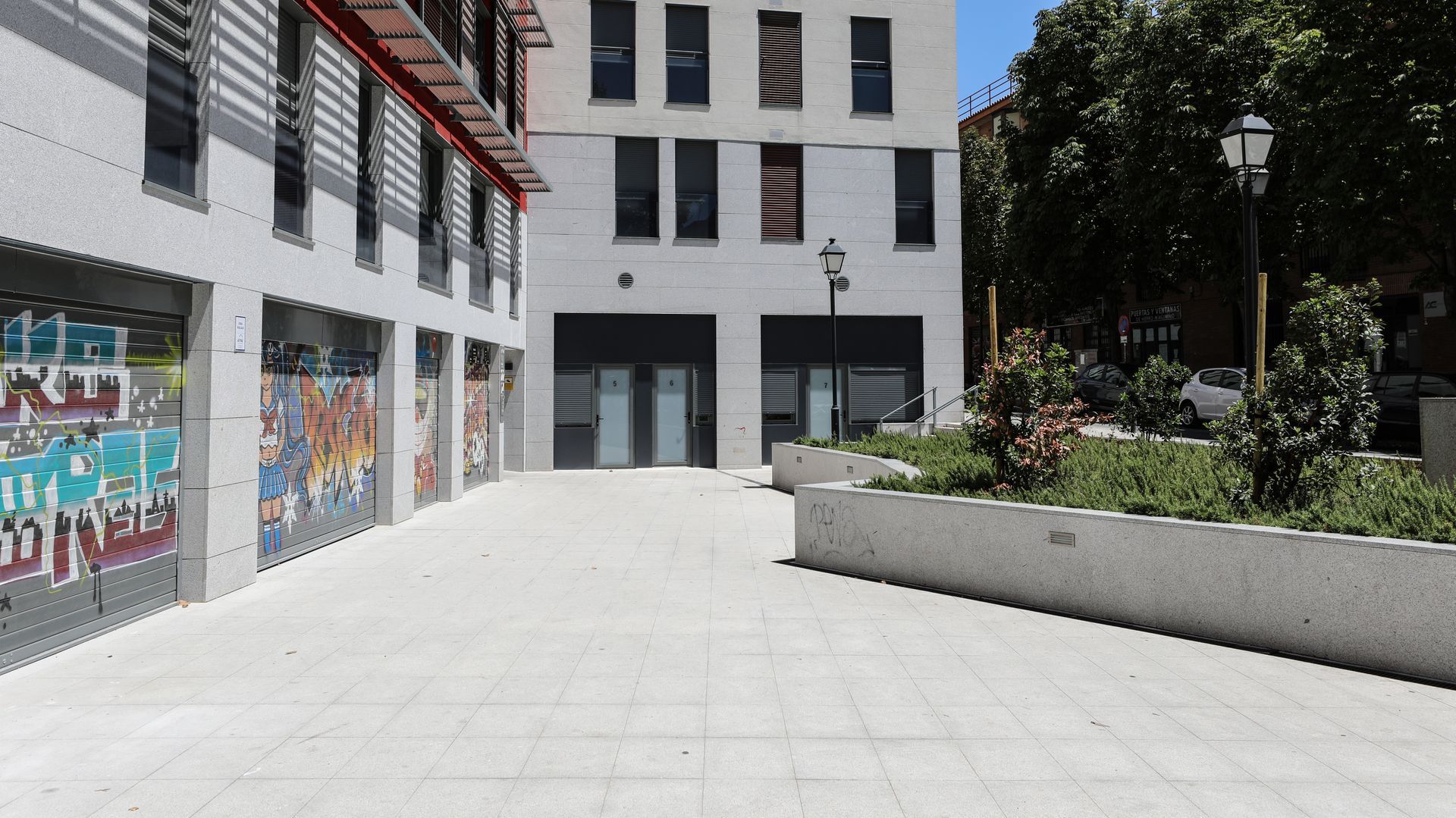 Un edificio blanco con grafitis en el costado.