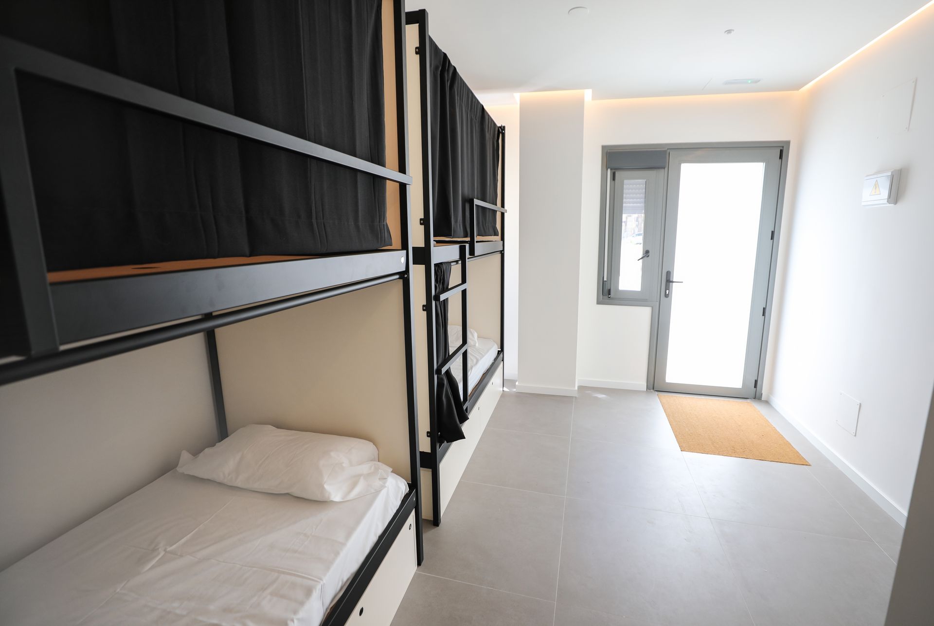 Una habitación con literas y una puerta.