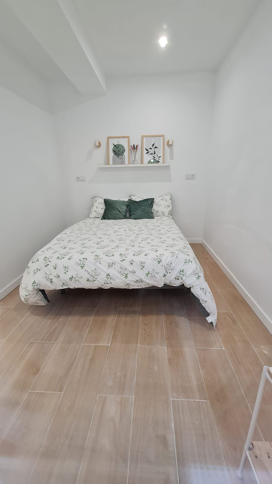 Hay una cama en el medio de la habitación.
