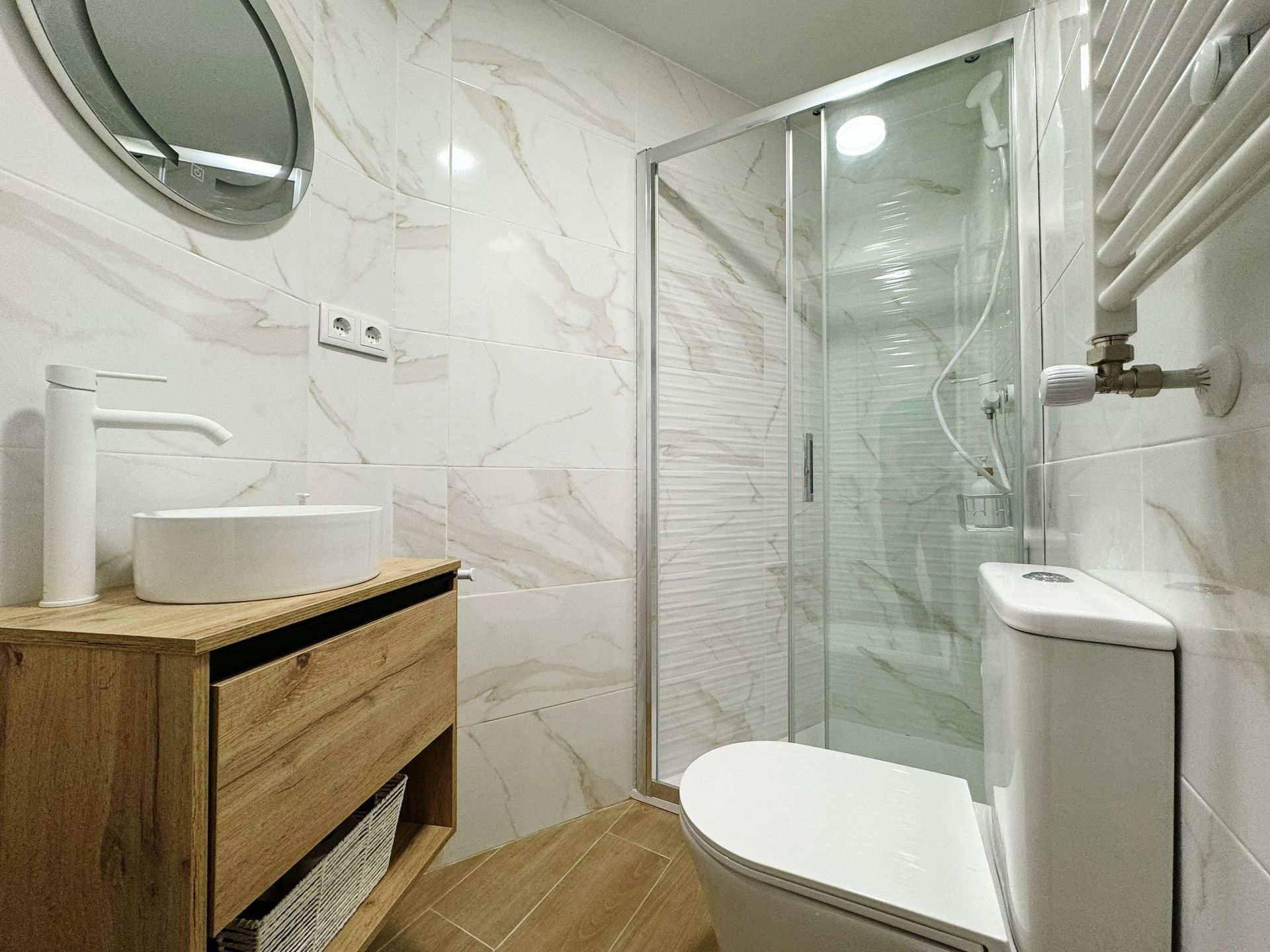 Un baño con inodoro, lavabo y ducha.