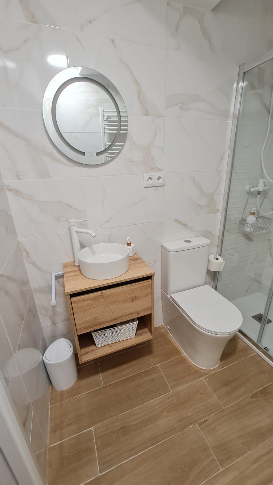 Un baño con inodoro, lavabo y espejo.