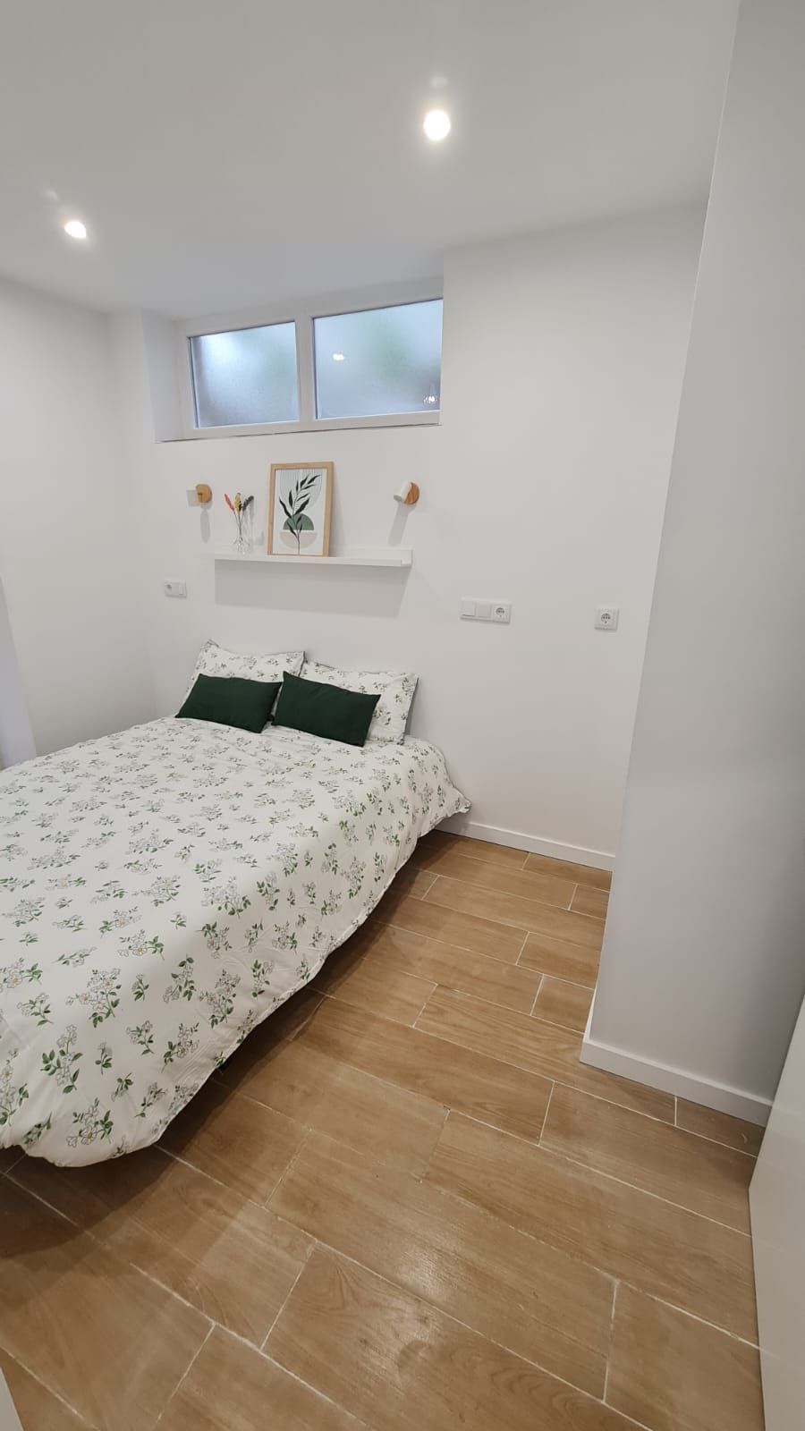 Hay una cama en el medio de la habitación.