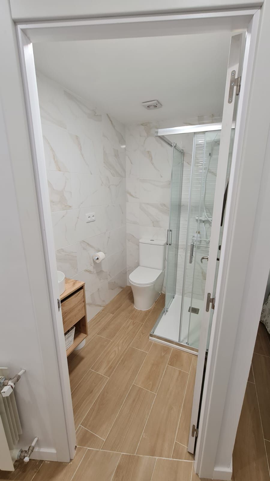Un baño con inodoro, ducha y lavabo.