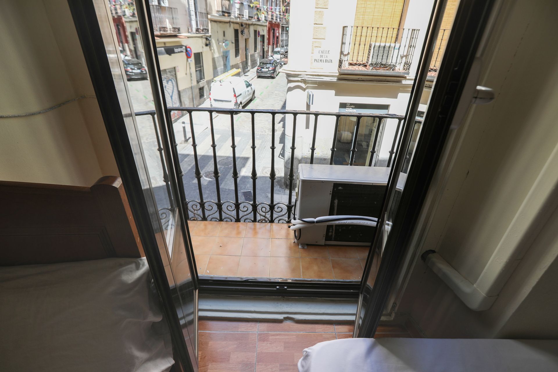 Un balcón con una puerta corrediza de vidrio que conduce a él.
