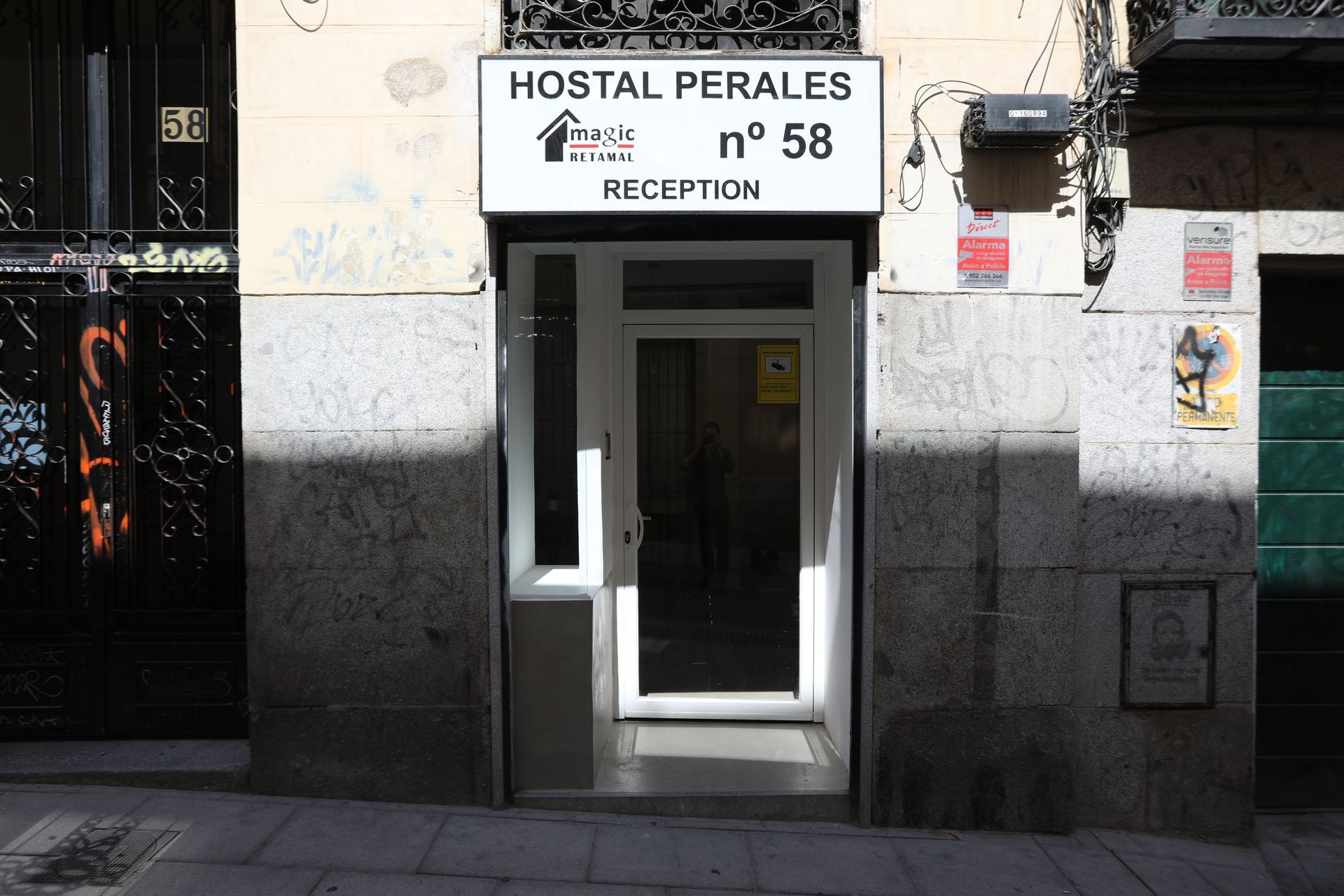 Un edificio con un cartel que dice hostal perales.