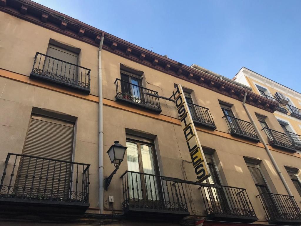 Un edificio con una escalera al costado.