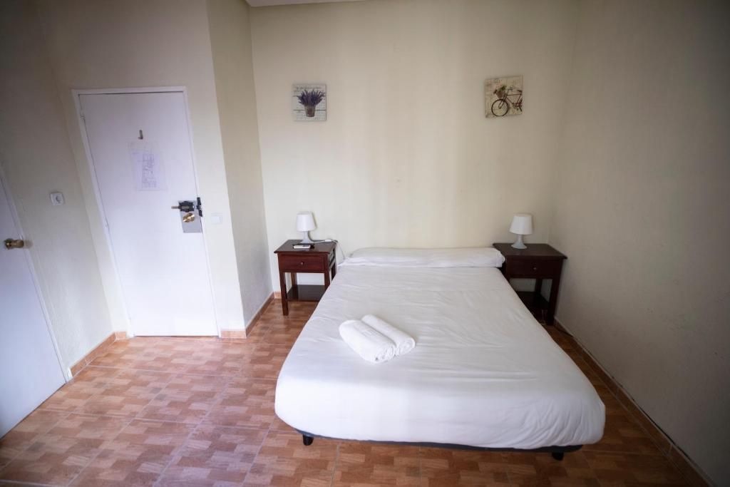 Hay una cama en el medio de la habitación.