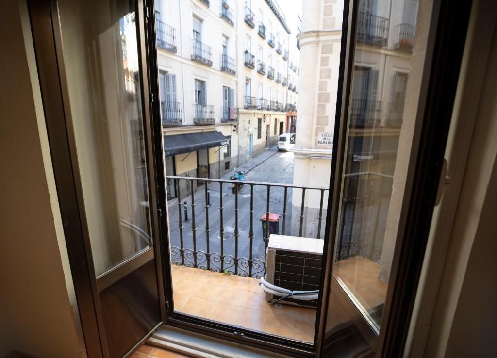 Un balcón con vista a una calle de la ciudad.