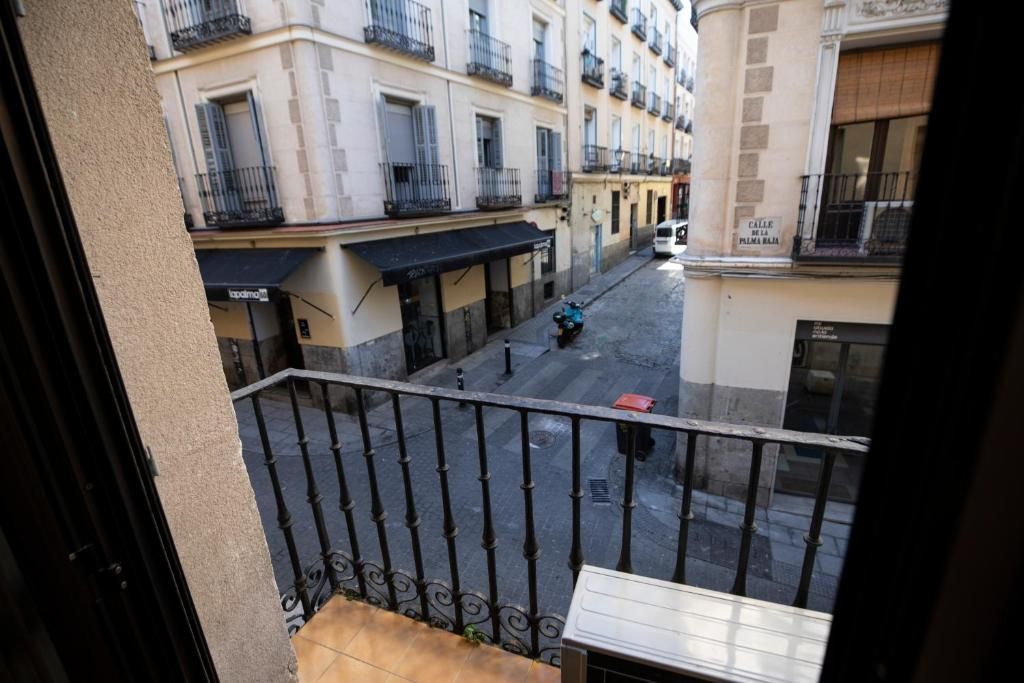 Un balcón con vista a una calle de la ciudad.