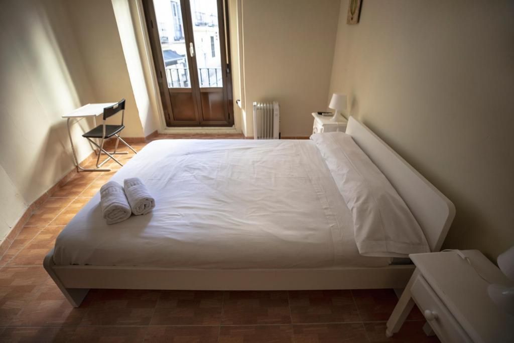 Un dormitorio con una cama y una mesa y sillas.