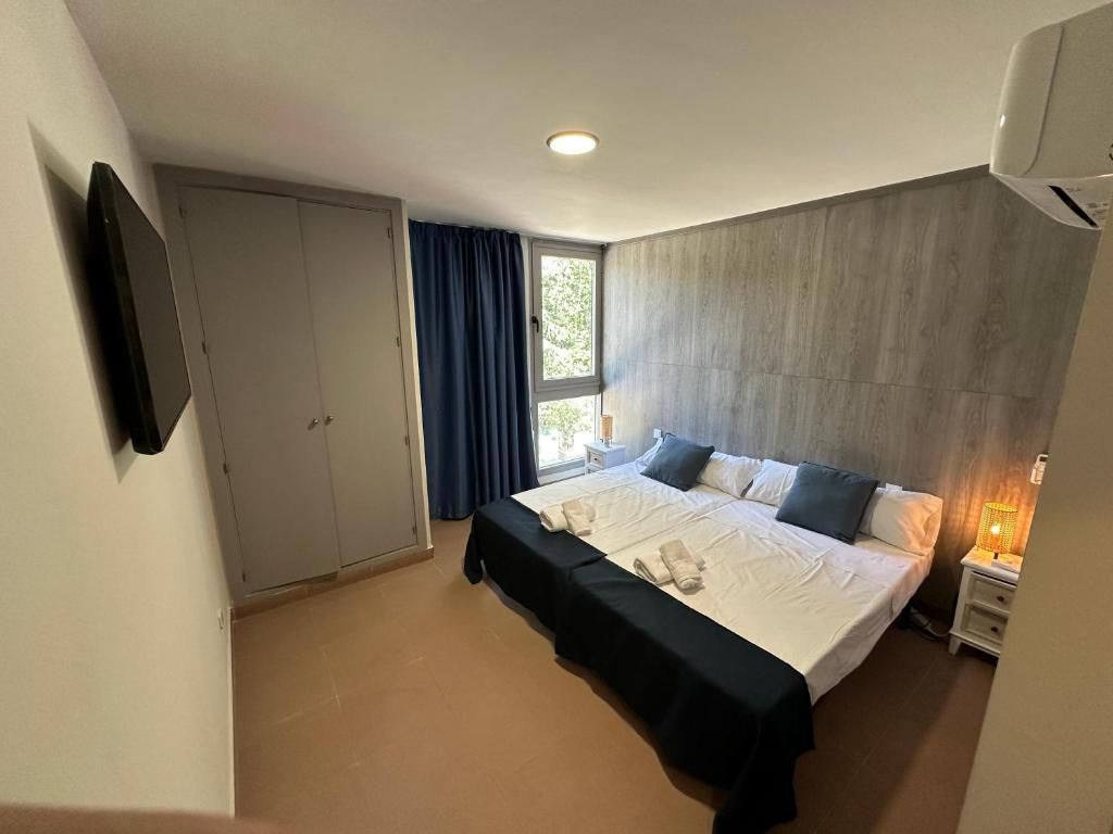 Hay una cama grande en el medio de la habitación.