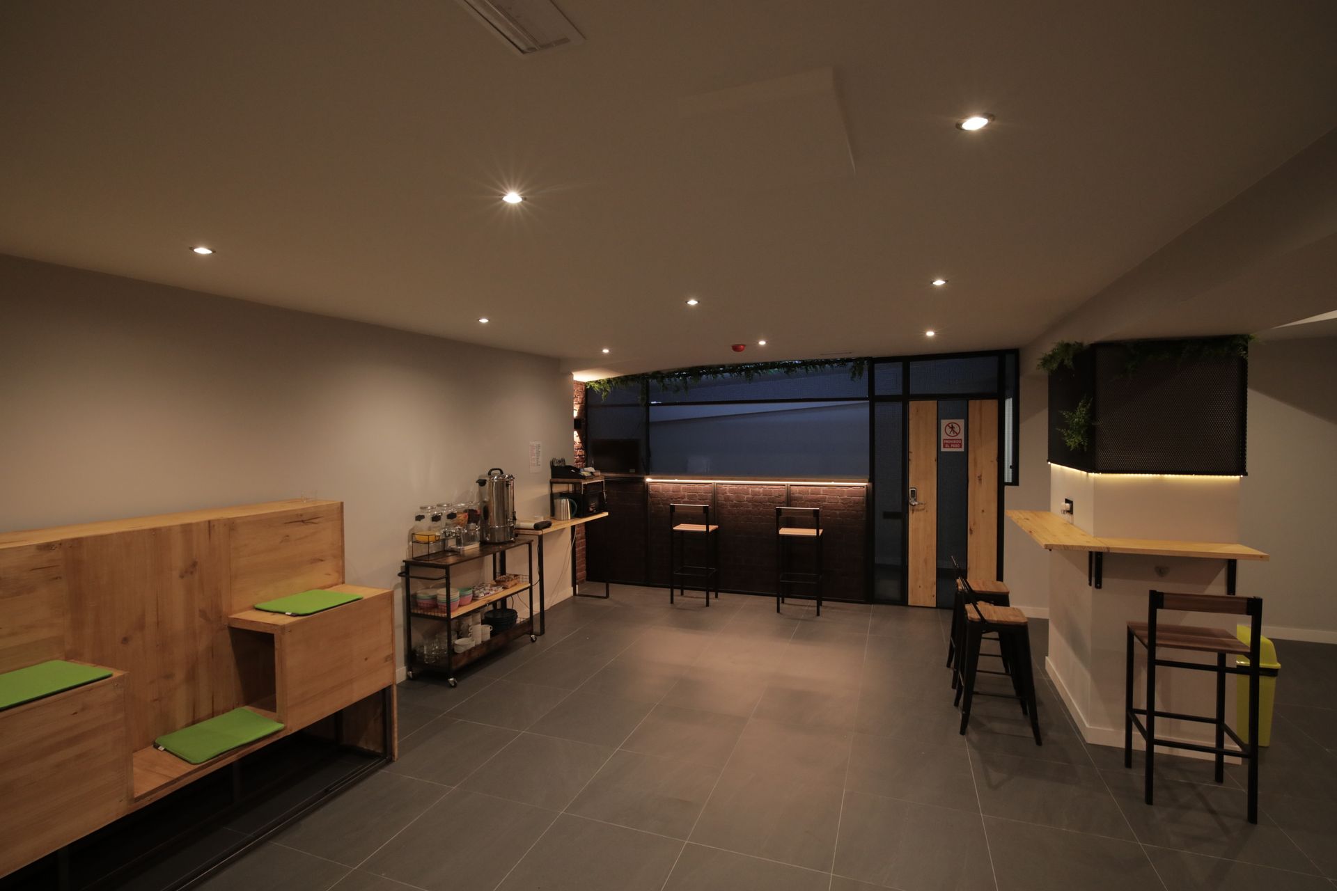 Una habitación grande con una barra y taburetes.