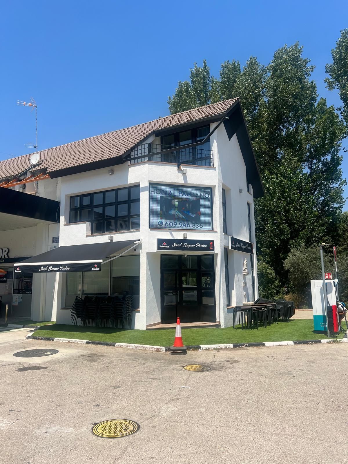 Un edificio blanco con un reloj en el costado.