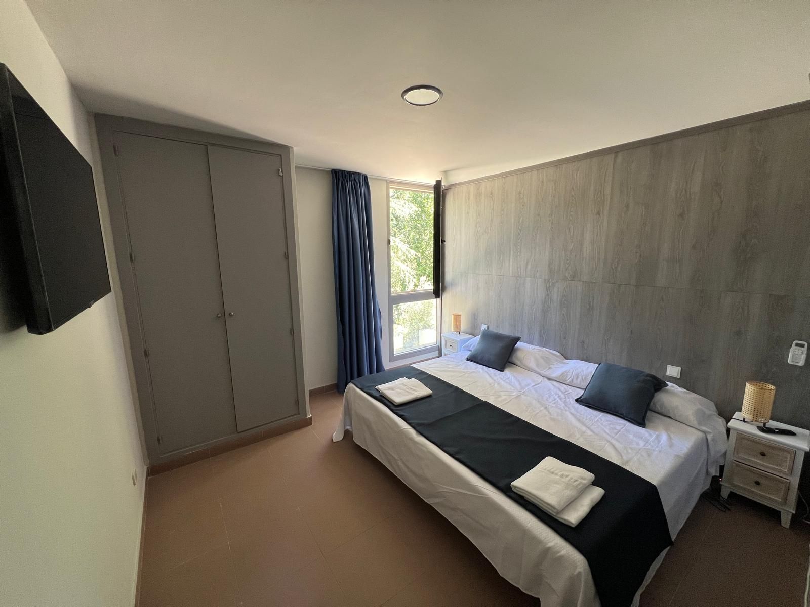 Una habitación de hotel con una cama grande y una ventana.