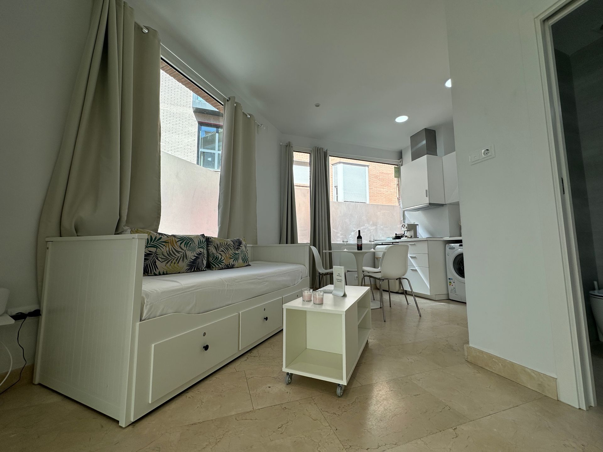 Una sala de estar con un sofá y una mesa de café.
