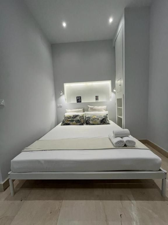 Un dormitorio con una cama king size y un cabecero.