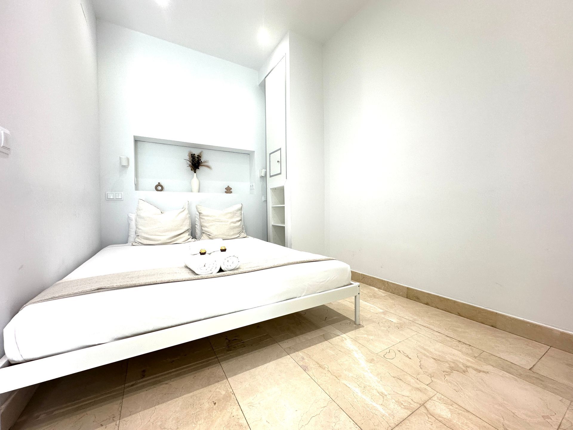 Hay una cama en el medio de la habitación.