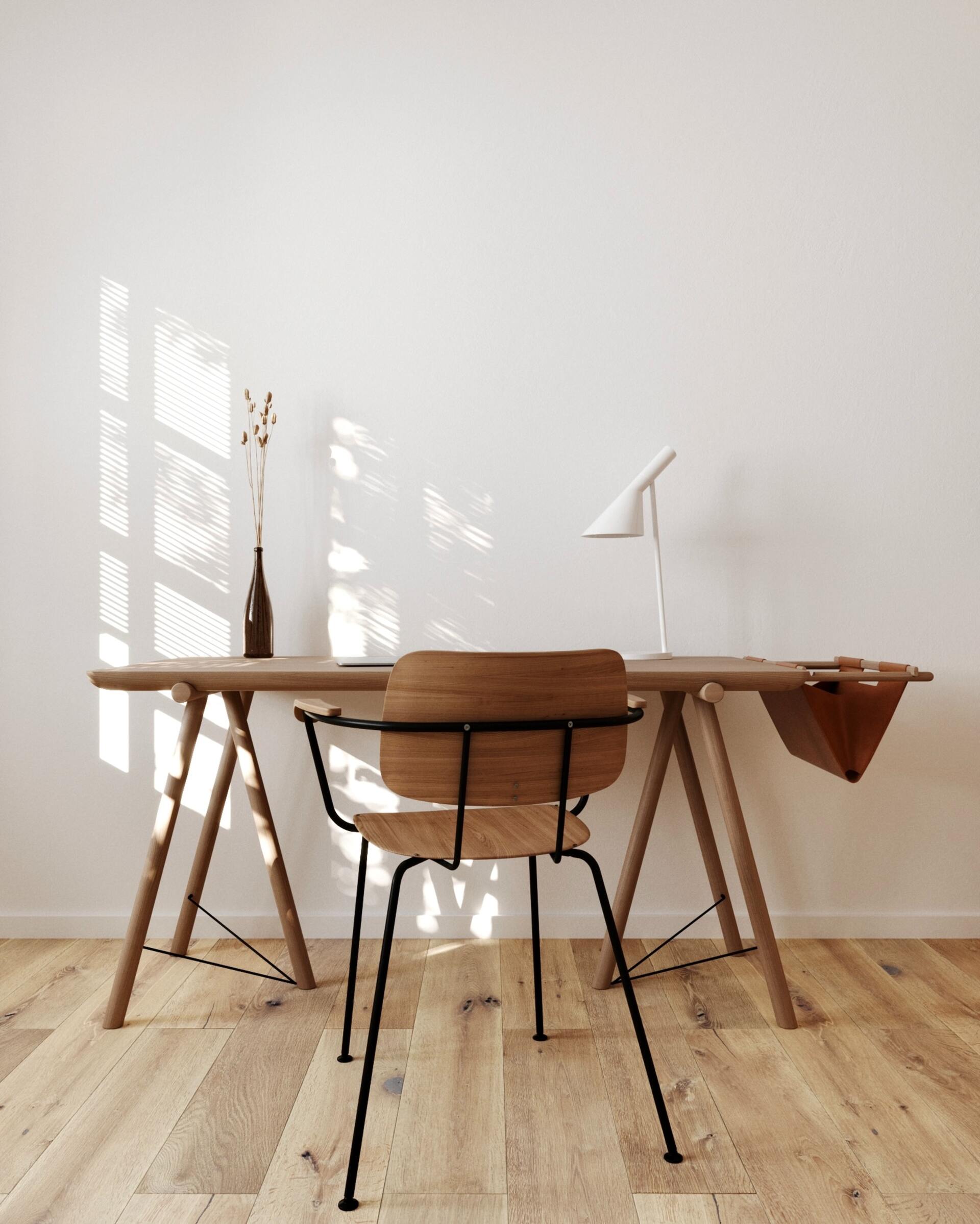 Un escritorio de madera con una silla y una lámpara encima en una habitación.
