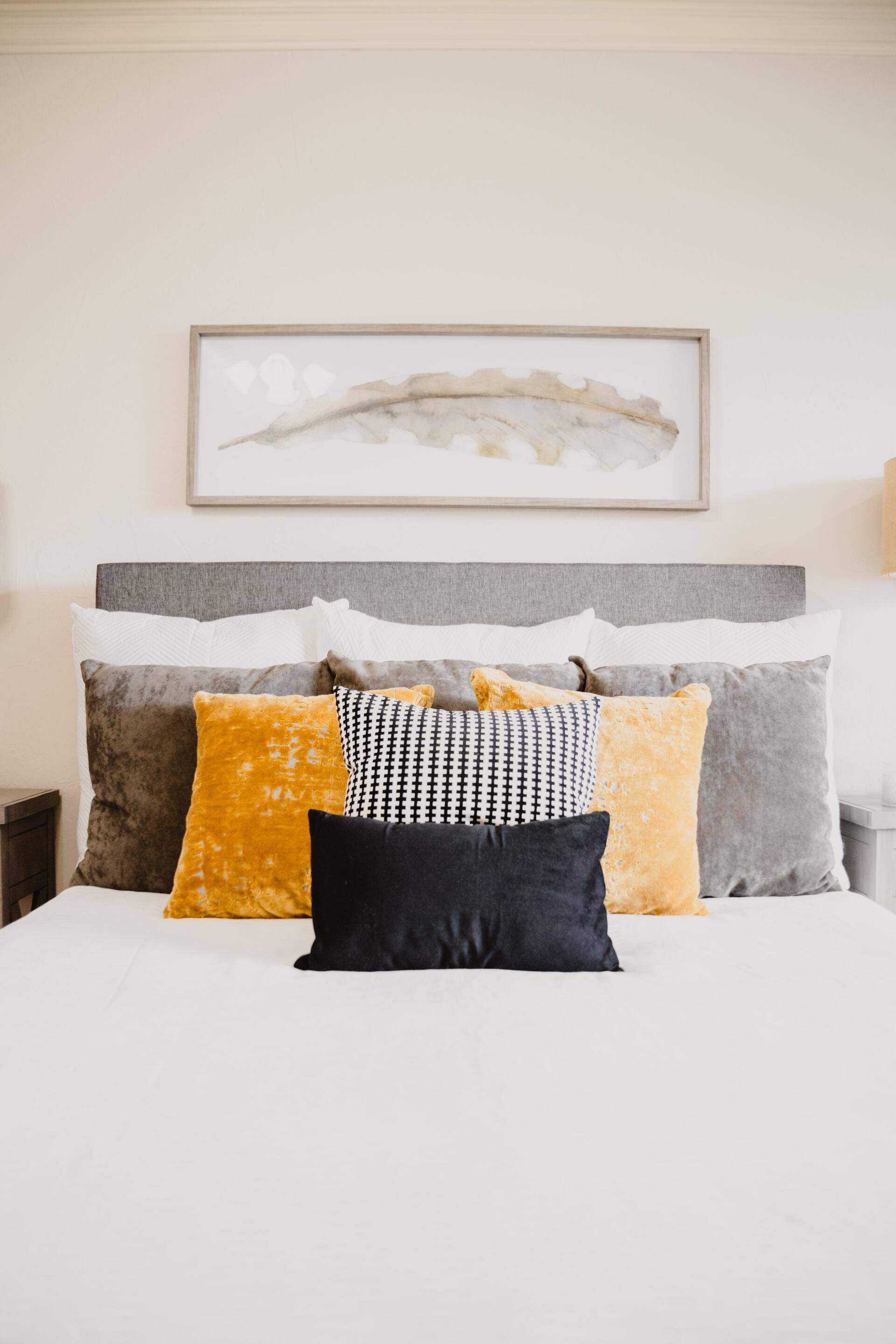 Una cama con muchas almohadas en un dormitorio.
