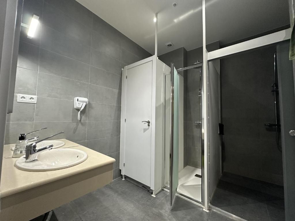 Un baño con lavabo, inodoro y ducha.