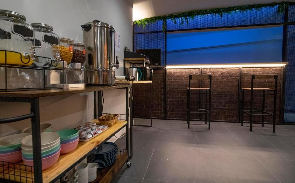 Una habitación con una pared de ladrillos, un mostrador y un estante con cuencos encima.