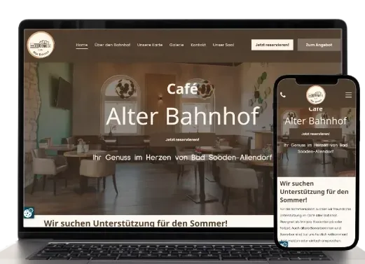 Website-Mockup für das Café Alter Bahnhof auf Laptop und Smartphone, mit Café-Banner und Kontaktdaten.
