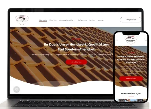 Laptop mit einer Website für Dachdeckerarbeiten, rotem Call-to-Action-Button und einem Hero-Bild mit Dachziegeln.