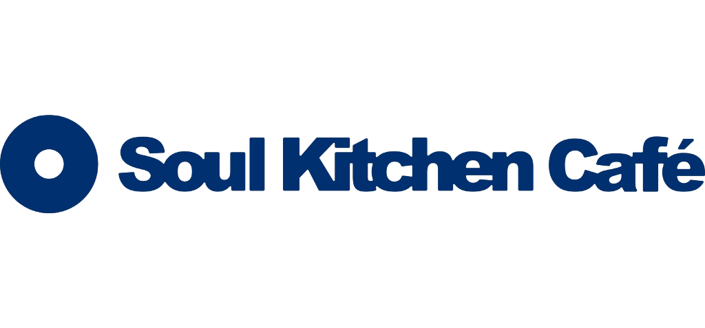 Logo per Soul Kitchen Café: testo e stemma blu scuro su sfondo bianco.