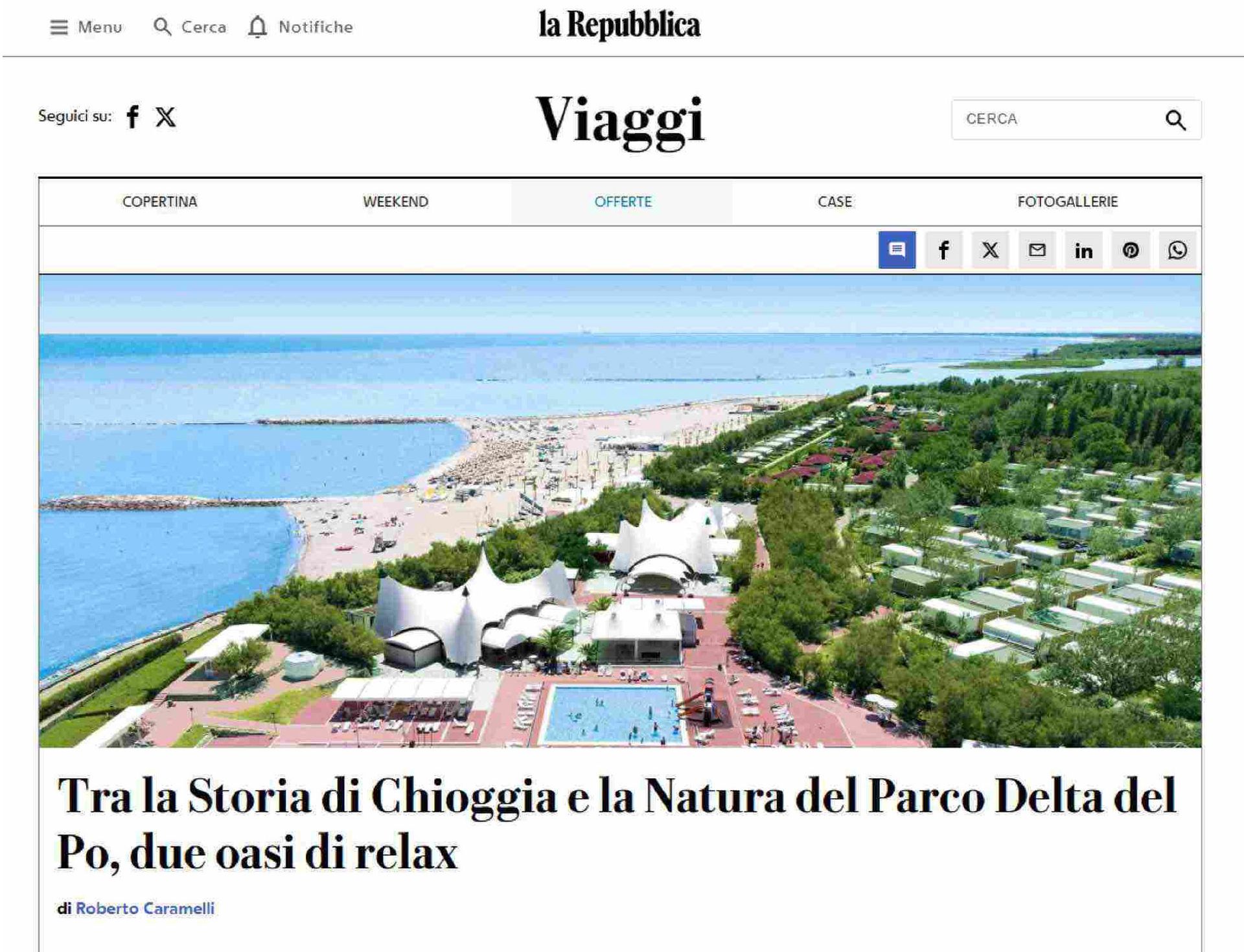 Vista aerea del litorale di Chioggia, con spiaggia, edifici e una piscina.