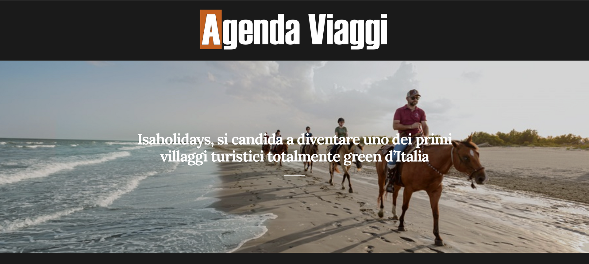Persone a cavallo su una spiaggia, con la scritta 