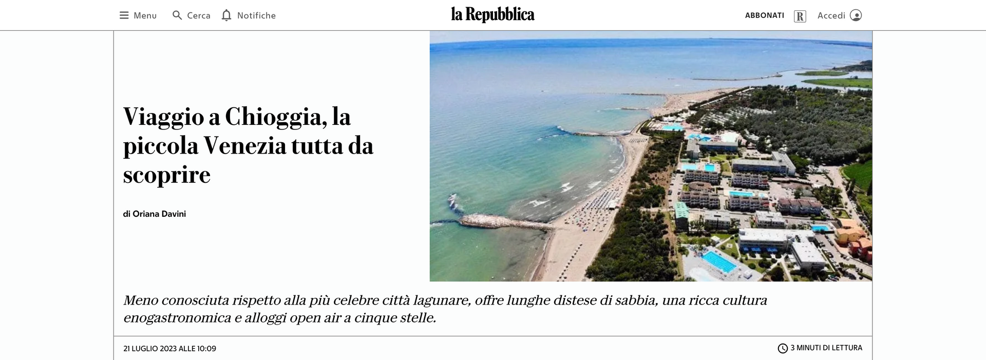 Vista aerea di una spiaggia con edifici e mare. Il titolo dell'articolo recita 