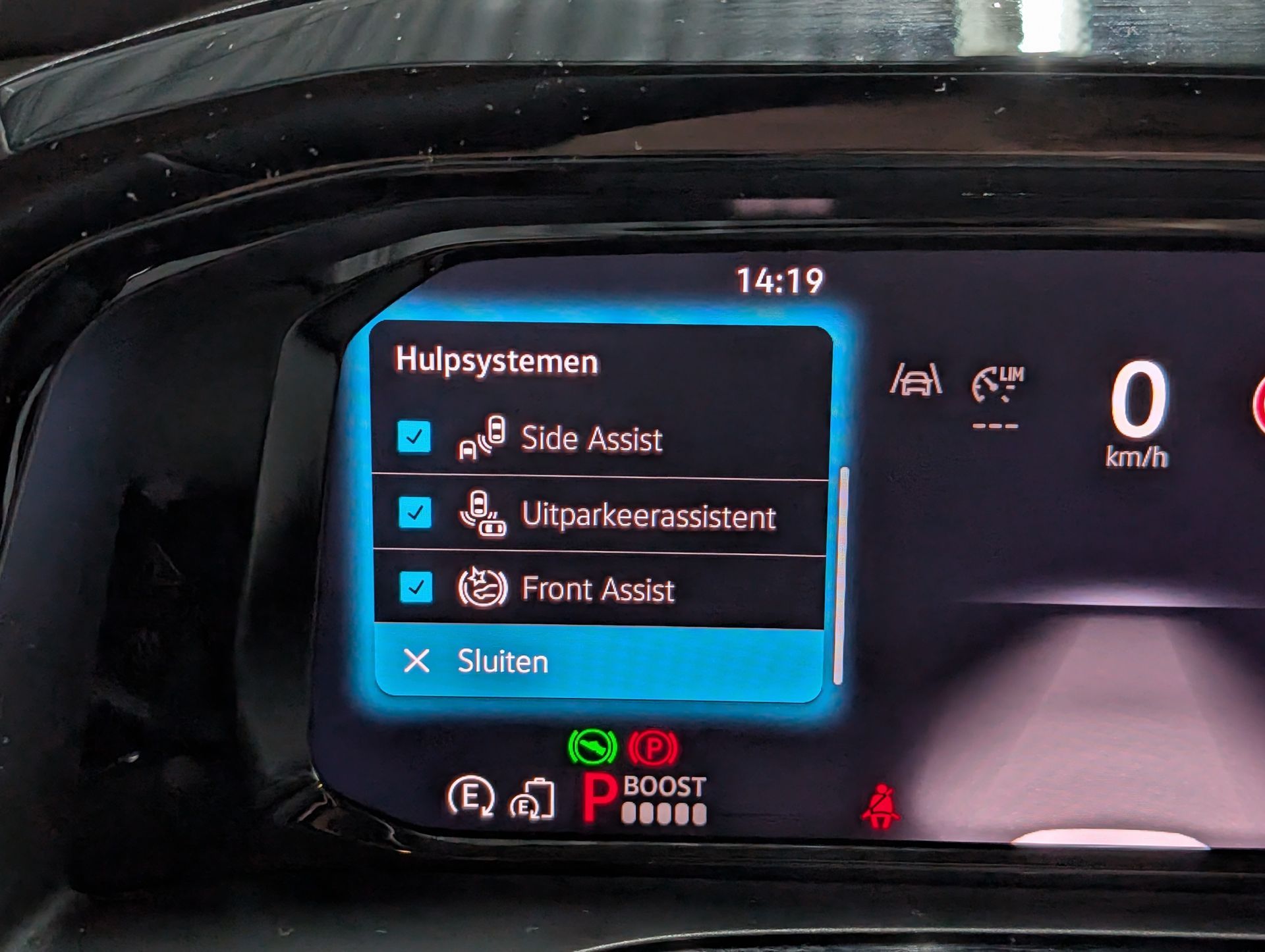 Op het dashboard van de auto worden de actieve rijhulpsystemen weergegeven: Side Assist, Park Assist en Front Assist. Dit is een Volkswagen California eHybrid 