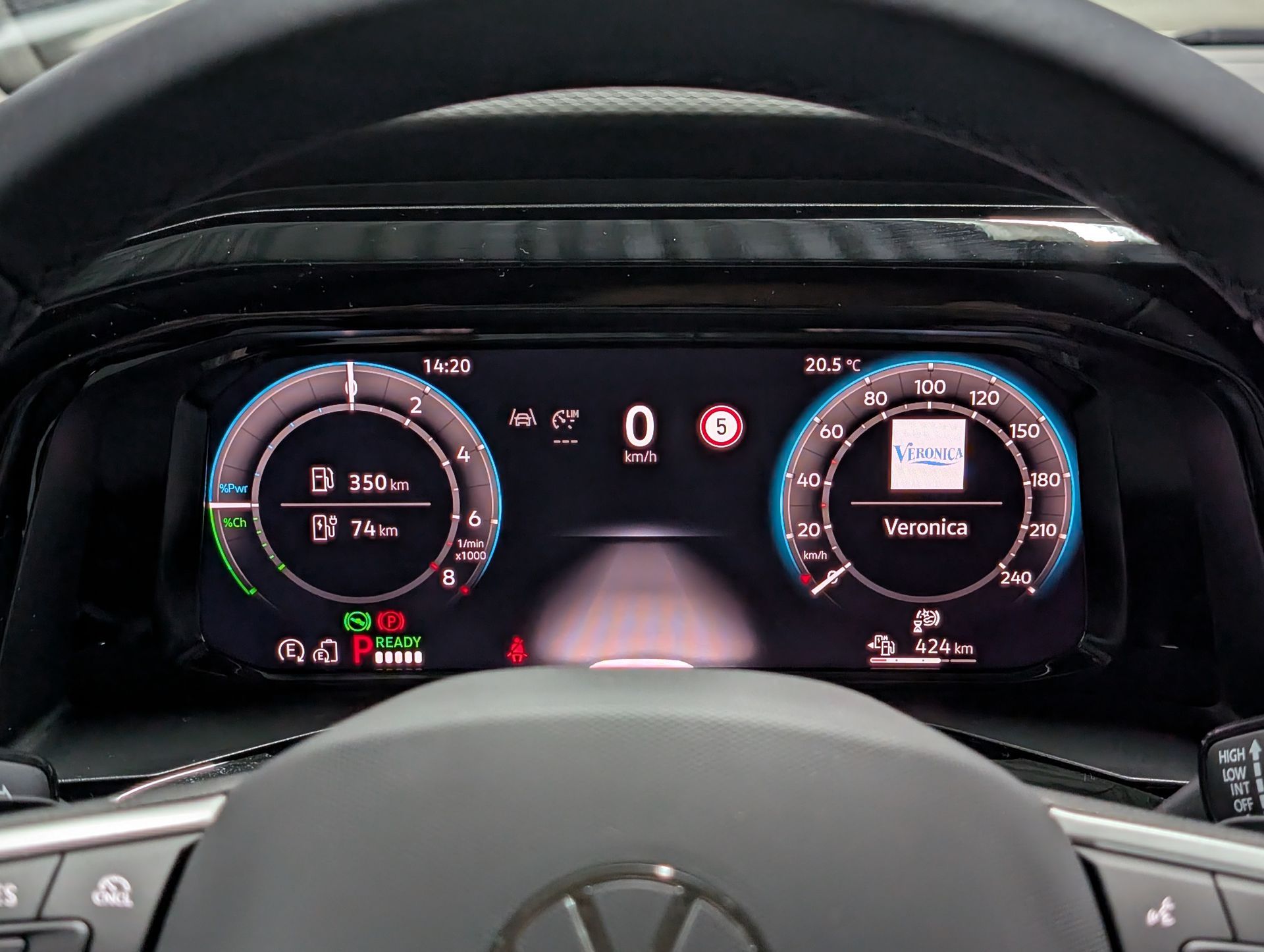 Dashboard met digitaal display waarop snelheid, actieradius en de naam van de bestuurder, worden weergegeven.