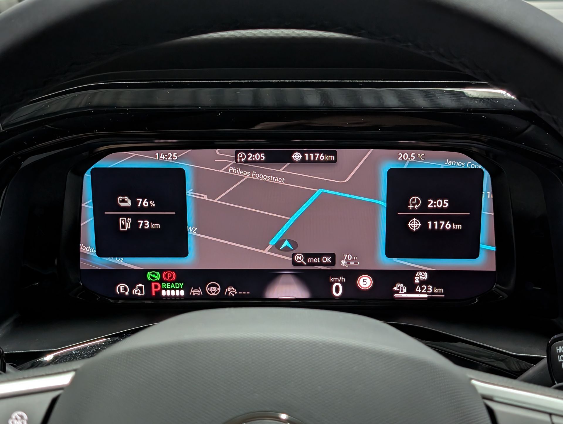 Op het dashboard wordt een navigatiekaart weergegeven. Ook de tijd, afstand en batterijstatus worden getoond. Dit is een Volkswagen California eHybrid 