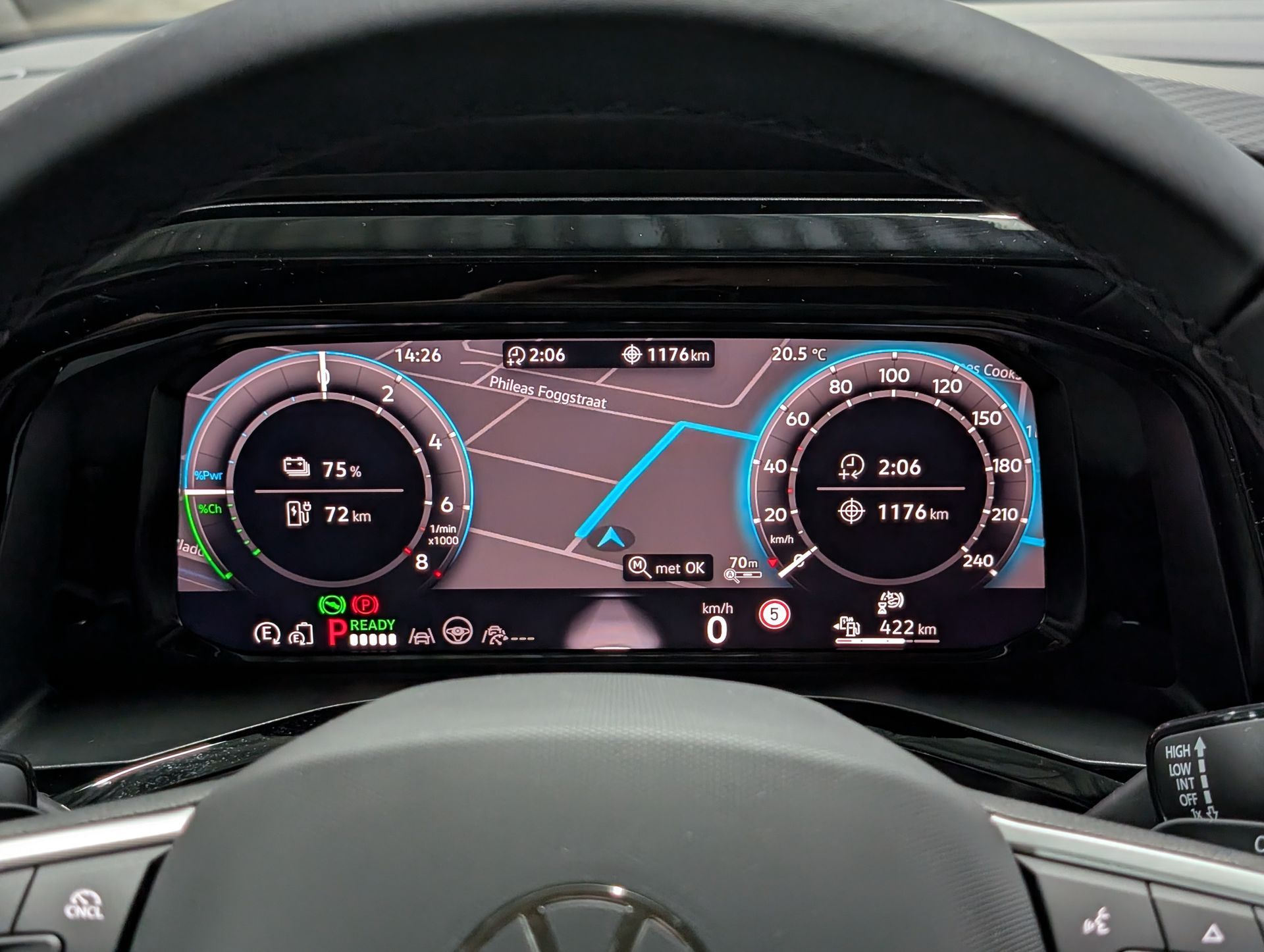 Op het dashboard worden de snelheidsmeter, navigatie en andere rij-informatie weergegeven. Dit is een Volkswagen California eHybrid 