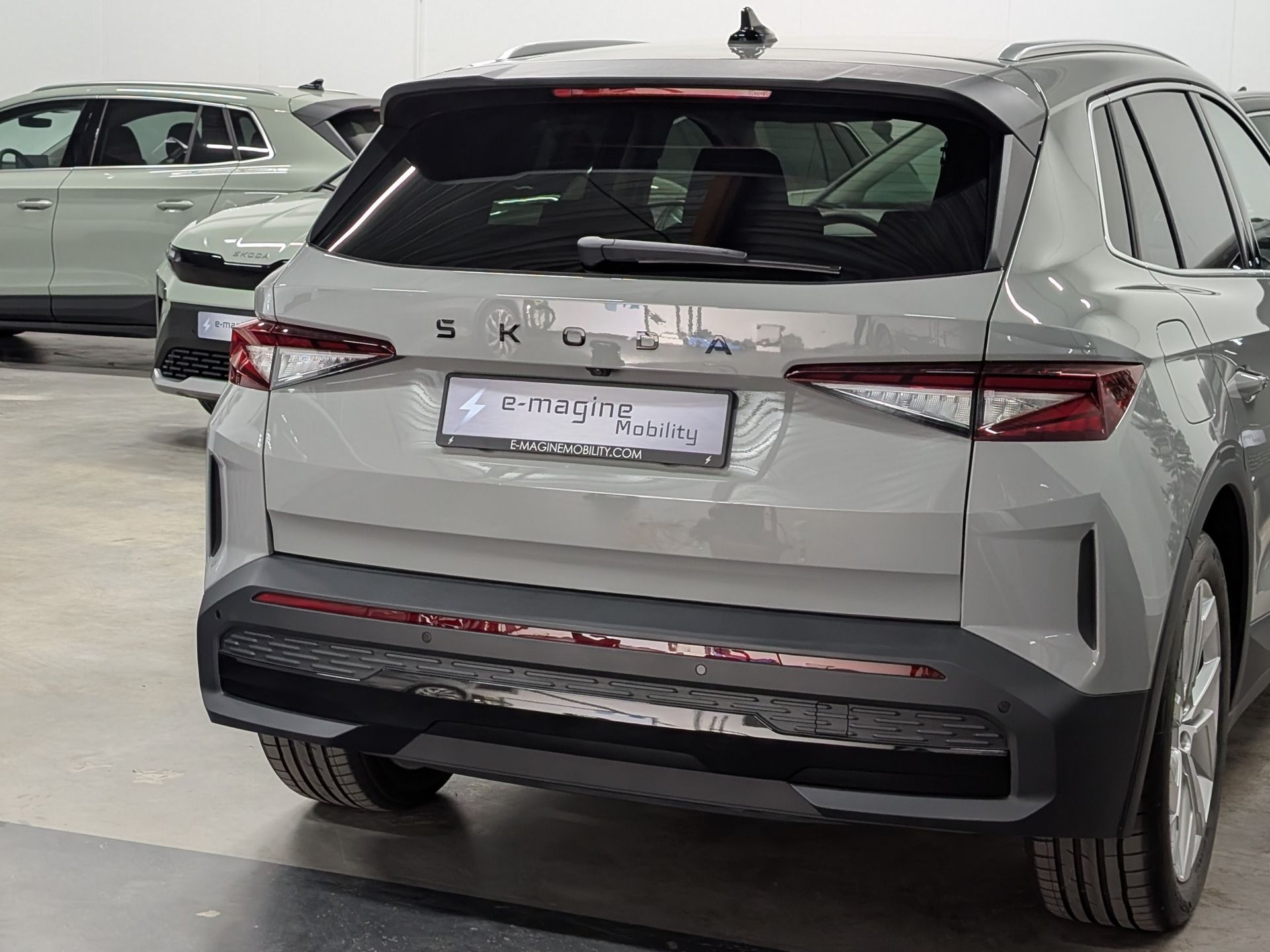 Skoda Elroq 60 RS Sportline Pack Business Edition in de kleur Steel Grey met zwarte logo's