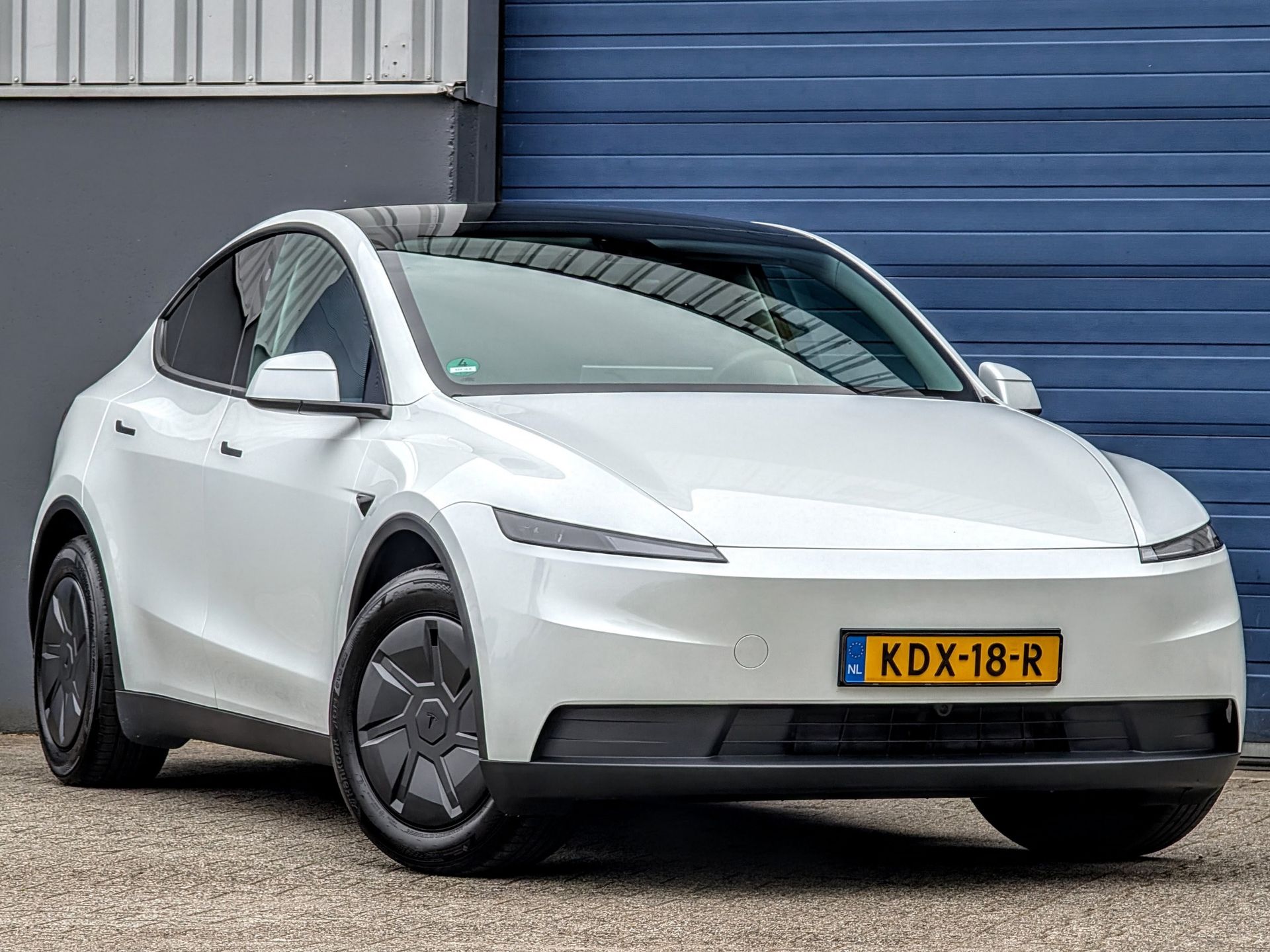 Tesla Model Y Standard RWD 2026 Pearl White e-magine Mobility