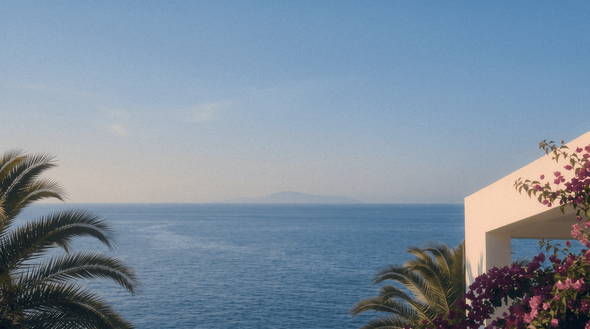 Vista al mar desde la Isla de Margarita con palmeras y buganvillas