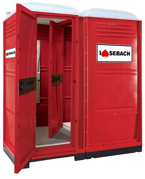 Toilette portatile rossa con sportello apribile e logo Sebach.