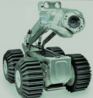 Un piccolo rover robotico grigio con cingoli e una telecamera su uno sfondo neutro.