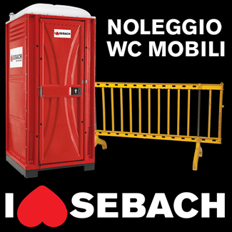 Toilette portatile rossa e barriera gialla con le scritte “NOLEGGIO WC MOBILI” e “I ♥ SEBACH” su sfondo nero.