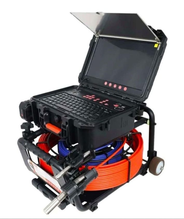 Primo piano di un monitor per telecamera subacquea con cornice gialla, completo di pulsanti di controllo e piccolo schermo video.