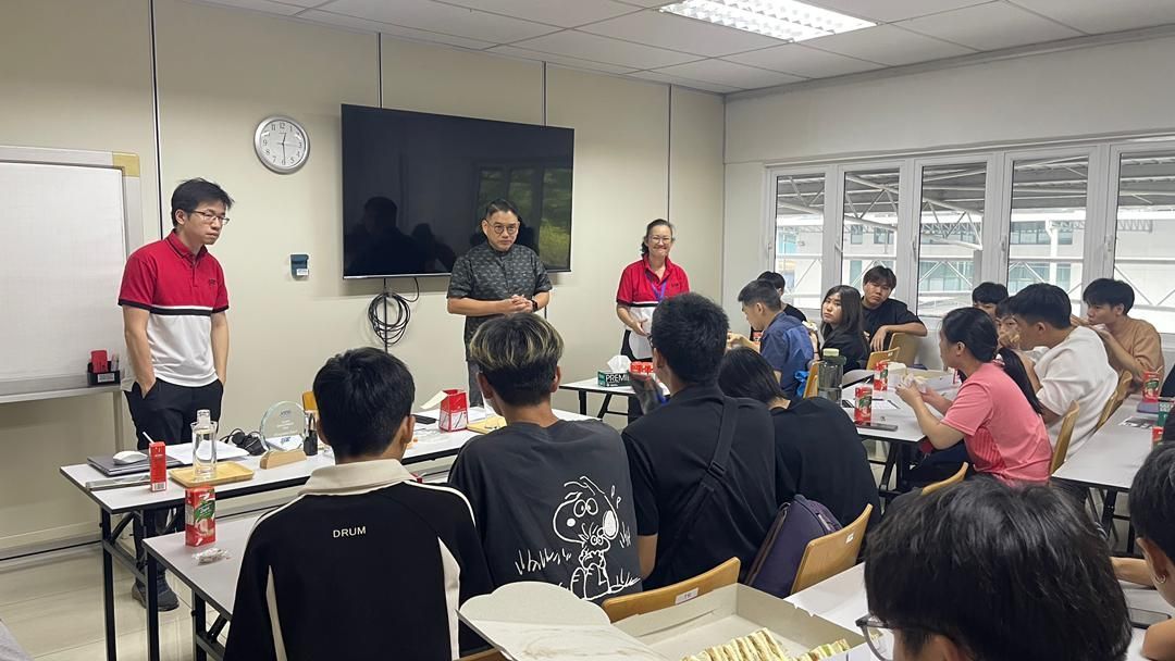 Hwamda Malaysia, Mr Gan is presenting the competition to TarUMT students.