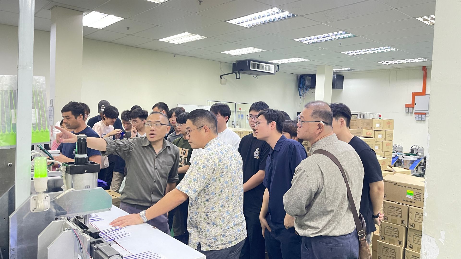 Hwamda plastic injection machine demo