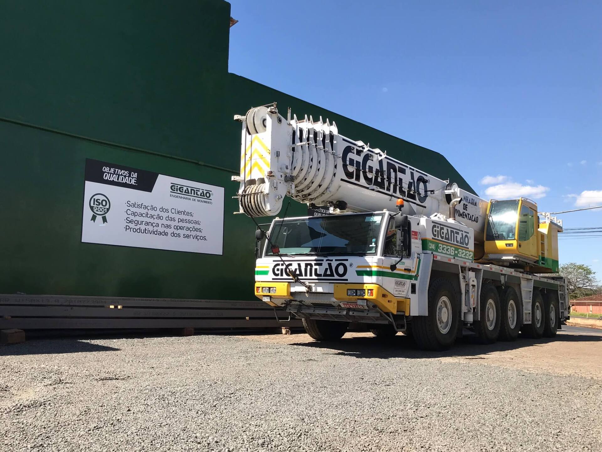 Guindaste do Gigantão de capacidade de 220 toneladas de içamento e remoção.