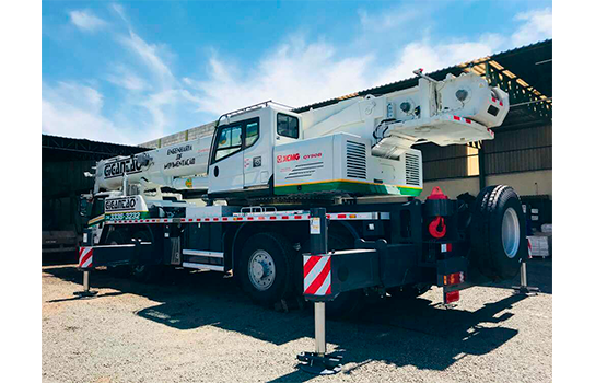 Guindaste do Gigantão de capacidade de 90 toneladas de içamento e remoção.