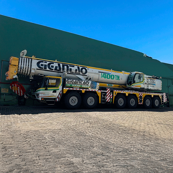 DISPOSITIVO ACESSÓRIO “SUPERLIFT - Y”
O guindaste de 400 toneladas da Gigantão é capaz de ser configurado de várias maneiras, com diversas configurações de montagem da lança, como por exemplo, quando montado com o dispositivo “superlift Y”. Com este acessório, esta máquina recebe um reforço estrutural de carga pode aumentar ainda mais a resistência da sua lança principal, qualificando este guindaste para levantar maiores cargas de maneira mais segura e mais distante da sua estrutura.
